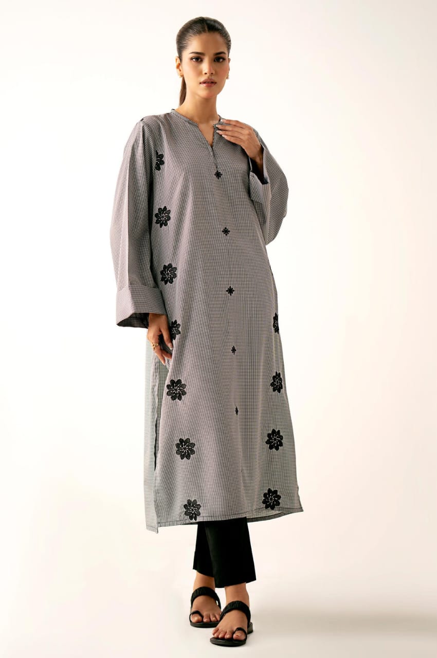 ZEEN STICHED 2 PIECE EMBROIDERED SUIT MODEL WEAR