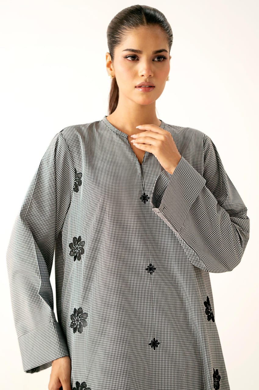 ZEEN STICHED 2 PIECE EMBROIDERED SUIT MODEL WEAR