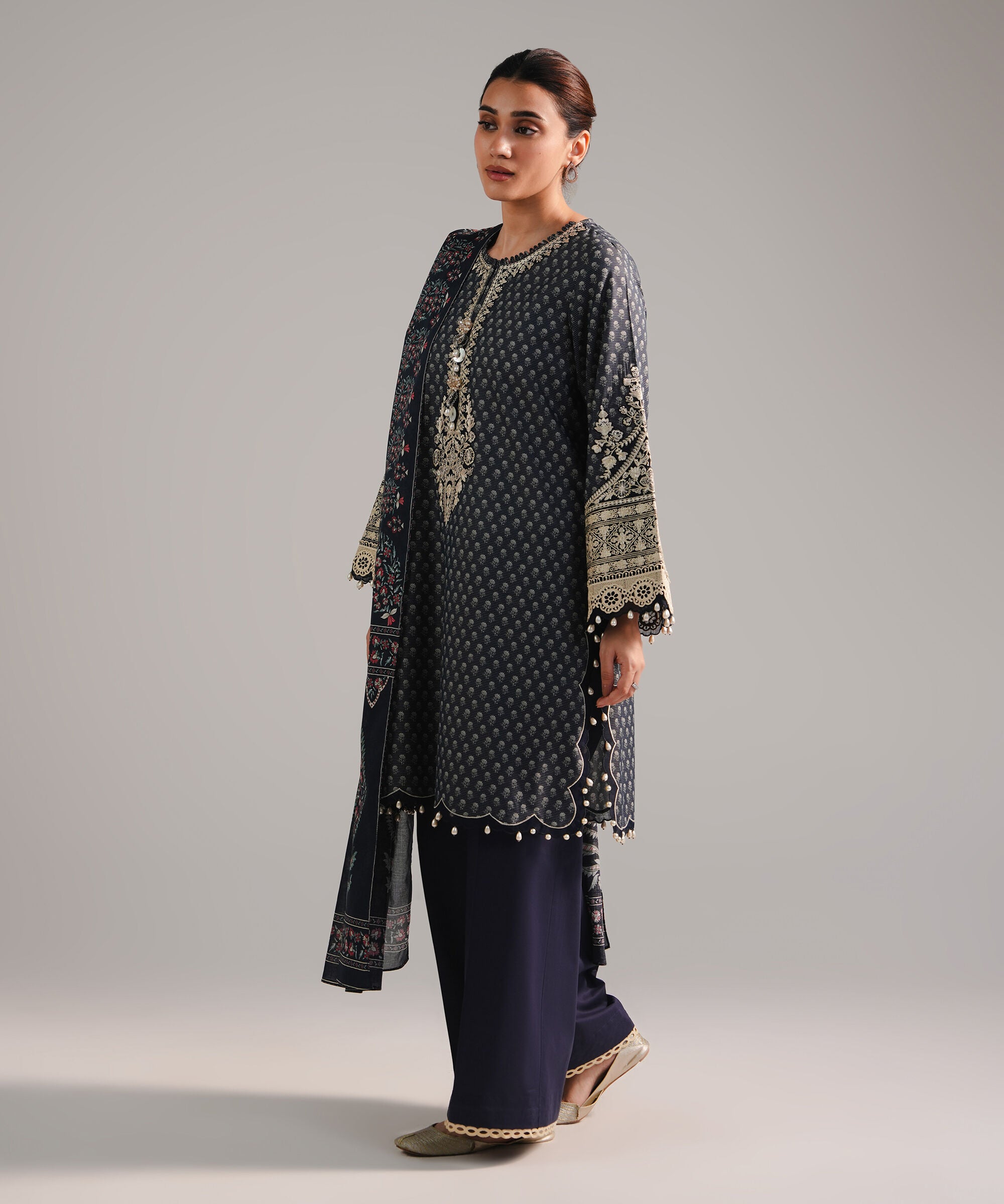 3 Piece - Embroidered Zari Lawn Suit